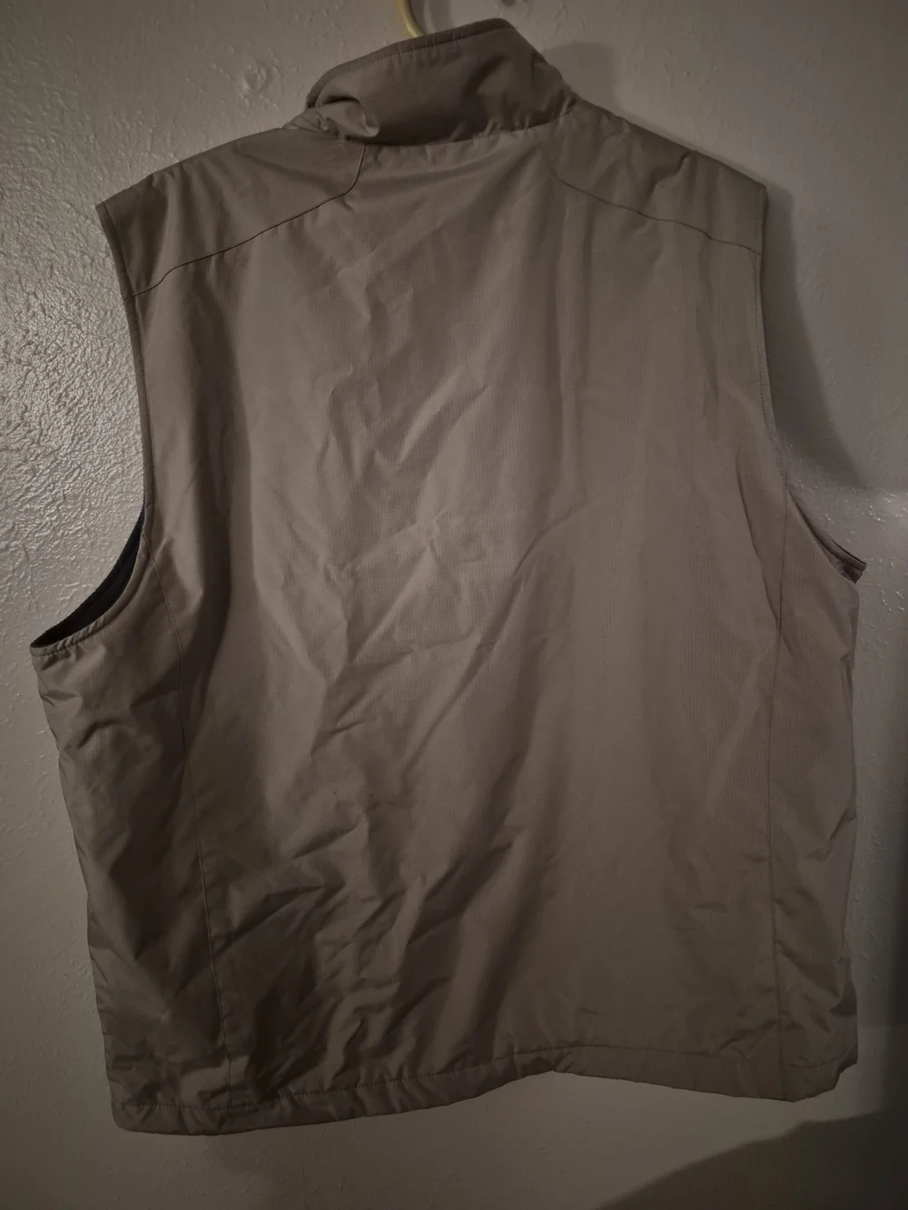 Izod Men's Light Beige Zip-Up Vest with Contrast Collar